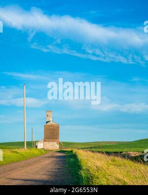 Blick auf den industriellen Getreideaufzug von der Weizenfarm im Bundesstaat Palouse, Washington Stockfoto