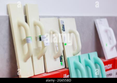 Grodno, Weißrussland - 20. Juni 2018: Verkauf verschiedener Gipskellen im Baustofflager Alkor Stockfoto