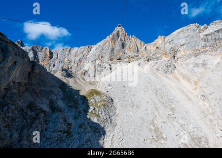 Flachwinkelaufnahme der Seilbahn auf den Hunerkogel in den österreichischen Alpen, direkt neben dem Schladminger Gletscher und unter dem Hohen Dachstein-Massiv, in einem sonnigen Sommer Stockfoto