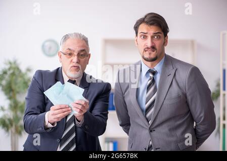 Zwei männliche Buchhalter im Budgetplanungskonzept am Arbeitsplatz Stockfoto