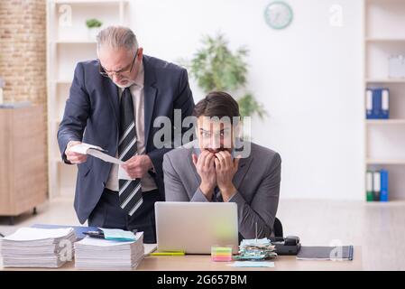 Zwei männliche Buchhalter im Budgetplanungskonzept am Arbeitsplatz Stockfoto
