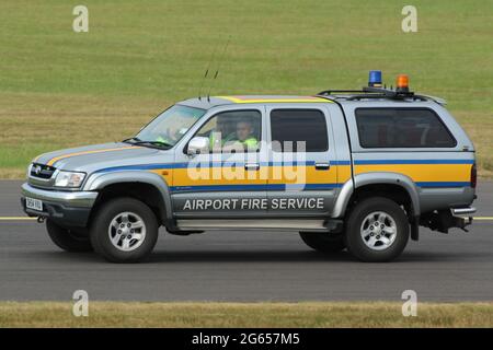 0617 (SK54 VXU), ein Toyota Hilux Invincible GTX, der vom Feuerwehr- und Rettungsdienst des Flughafens Glasgow Prestwick am Flughafen Prestwick in Ayrshire betrieben wird. Stockfoto