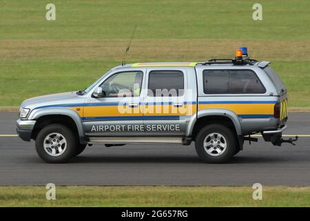 0617 (SK54 VXU), ein Toyota Hilux Invincible GTX, der vom Feuerwehr- und Rettungsdienst des Flughafens Glasgow Prestwick am Flughafen Prestwick in Ayrshire betrieben wird. Stockfoto