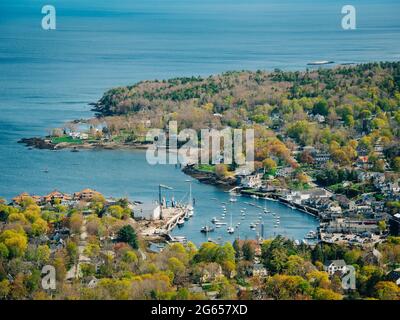 Blick auf den Hafen von Camden vom Mt. Battie, in Camden Hills State Park, Maine Stockfoto