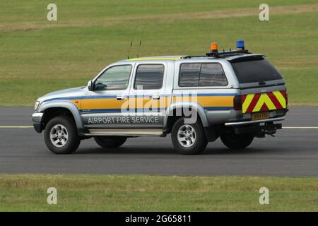 0617 (SK54 VXU), ein Toyota Hilux Invincible GTX, der vom Feuerwehr- und Rettungsdienst des Flughafens Glasgow Prestwick am Flughafen Prestwick in Ayrshire betrieben wird. Stockfoto