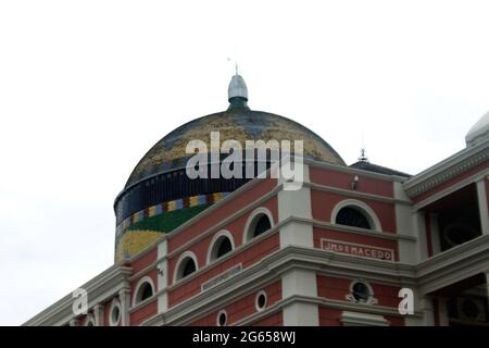 Manaus, Amazonas, Brasilien. Juli 2021. (INT) Blick auf das Amazonas-Theater, in Manaus. 2. Juli 2021, Manaus, Brasilien: Eines der wichtigsten Theater in Brasilien und der Welt, Amazon Theater, das wichtigste kulturelle und architektonische Symbol befindet sich auf dem Sao Sebastiao Platz, in der Innenstadt von Manaus, hält seine Geschichte des Gummizyklus lebendig. Am 31. Dezember 1896 wurde das Gebäude im Renaissance-Stil mit eklektischen Details eingeweiht. Kredit: Josemar Antunes/TheNews2 Gutschrift: Josemar Antunes/TheNEWS2/ZUMA Wire/Alamy Live Nachrichten Stockfoto