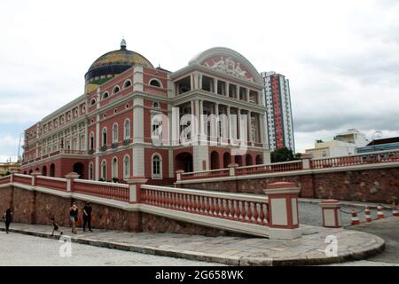 Manaus, Amazonas, Brasilien. Juli 2021. (INT) Blick auf das Amazonas-Theater, in Manaus. 2. Juli 2021, Manaus, Brasilien: Eines der wichtigsten Theater in Brasilien und der Welt, Amazon Theater, das wichtigste kulturelle und architektonische Symbol befindet sich auf dem Sao Sebastiao Platz, in der Innenstadt von Manaus, hält seine Geschichte des Gummizyklus lebendig. Am 31. Dezember 1896 wurde das Gebäude im Renaissance-Stil mit eklektischen Details eingeweiht. Kredit: Josemar Antunes/TheNews2 Gutschrift: Josemar Antunes/TheNEWS2/ZUMA Wire/Alamy Live Nachrichten Stockfoto