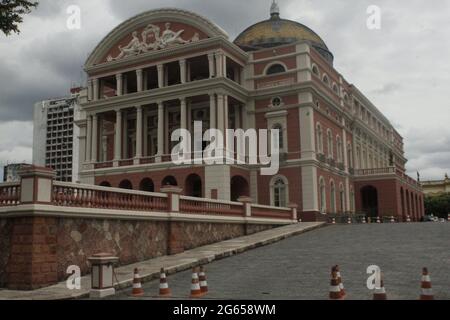 Manaus, Amazonas, Brasilien. Juli 2021. (INT) Blick auf das Amazonas-Theater, in Manaus. 2. Juli 2021, Manaus, Brasilien: Eines der wichtigsten Theater in Brasilien und der Welt, Amazon Theater, das wichtigste kulturelle und architektonische Symbol befindet sich auf dem Sao Sebastiao Platz, in der Innenstadt von Manaus, hält seine Geschichte des Gummizyklus lebendig. Am 31. Dezember 1896 wurde das Gebäude im Renaissance-Stil mit eklektischen Details eingeweiht. Kredit: Josemar Antunes/TheNews2 Gutschrift: Josemar Antunes/TheNEWS2/ZUMA Wire/Alamy Live Nachrichten Stockfoto