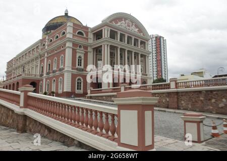 Manaus, Amazonas, Brasilien. Juli 2021. (INT) Blick auf das Amazonas-Theater, in Manaus. 2. Juli 2021, Manaus, Brasilien: Eines der wichtigsten Theater in Brasilien und der Welt, Amazon Theater, das wichtigste kulturelle und architektonische Symbol befindet sich auf dem Sao Sebastiao Platz, in der Innenstadt von Manaus, hält seine Geschichte des Gummizyklus lebendig. Am 31. Dezember 1896 wurde das Gebäude im Renaissance-Stil mit eklektischen Details eingeweiht. Kredit: Josemar Antunes/TheNews2 Gutschrift: Josemar Antunes/TheNEWS2/ZUMA Wire/Alamy Live Nachrichten Stockfoto