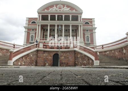 Manaus, Amazonas, Brasilien. Juli 2021. (INT) Blick auf das Amazonas-Theater, in Manaus. 2. Juli 2021, Manaus, Brasilien: Eines der wichtigsten Theater in Brasilien und der Welt, Amazon Theater, das wichtigste kulturelle und architektonische Symbol befindet sich auf dem Sao Sebastiao Platz, in der Innenstadt von Manaus, hält seine Geschichte des Gummizyklus lebendig. Am 31. Dezember 1896 wurde das Gebäude im Renaissance-Stil mit eklektischen Details eingeweiht. Kredit: Josemar Antunes/TheNews2 Gutschrift: Josemar Antunes/TheNEWS2/ZUMA Wire/Alamy Live Nachrichten Stockfoto