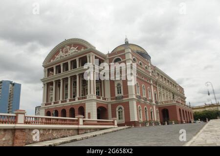 Manaus, Amazonas, Brasilien. Juli 2021. (INT) Blick auf das Amazonas-Theater, in Manaus. 2. Juli 2021, Manaus, Brasilien: Eines der wichtigsten Theater in Brasilien und der Welt, Amazon Theater, das wichtigste kulturelle und architektonische Symbol befindet sich auf dem Sao Sebastiao Platz, in der Innenstadt von Manaus, hält seine Geschichte des Gummizyklus lebendig. Am 31. Dezember 1896 wurde das Gebäude im Renaissance-Stil mit eklektischen Details eingeweiht. Kredit: Josemar Antunes/TheNews2 Gutschrift: Josemar Antunes/TheNEWS2/ZUMA Wire/Alamy Live Nachrichten Stockfoto