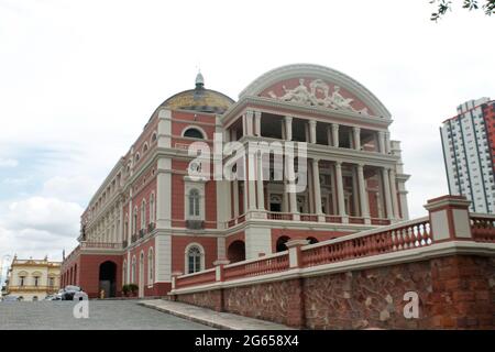 Manaus, Amazonas, Brasilien. Juli 2021. (INT) Blick auf das Amazonas-Theater, in Manaus. 2. Juli 2021, Manaus, Brasilien: Eines der wichtigsten Theater in Brasilien und der Welt, Amazon Theater, das wichtigste kulturelle und architektonische Symbol befindet sich auf dem Sao Sebastiao Platz, in der Innenstadt von Manaus, hält seine Geschichte des Gummizyklus lebendig. Am 31. Dezember 1896 wurde das Gebäude im Renaissance-Stil mit eklektischen Details eingeweiht. Kredit: Josemar Antunes/TheNews2 Gutschrift: Josemar Antunes/TheNEWS2/ZUMA Wire/Alamy Live Nachrichten Stockfoto