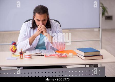 Junge Studentin, die menschliche Anatomie studiert Stockfoto