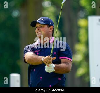 Detroit, Michigan, USA. Juli 2021. Patrick Reed aus den Woodlands, Texas, schlägt das 5. Loch beim Rocket Mortgage Classic ab. Quelle: David Donoher/ZUMA Wire/Alamy Live News Stockfoto