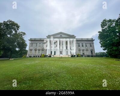 Staatsburg, NY - USA -1. Juli 2021: Blick auf die Staatsburgh State Historic Site, ein Beaux-Arts-Herrenhaus, das von McKim, Mead und White entworfen wurde Stockfoto