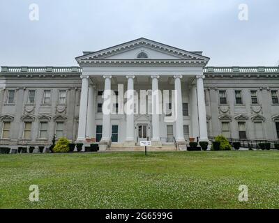 Staatsburg, NY - USA -1. Juli 2021: Landschaftsansicht der Staatsburgh State Historic Site, einer Beaux-Arts-Villa, die von McKim, Mead und White entworfen wurde. Stockfoto