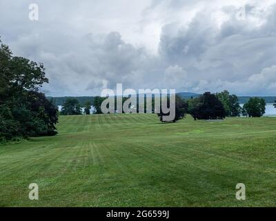 Staatsburg, NY - USA -1. Juli 2021: Weitwinkelansicht des Hinterhofs der Staatsburgh State Historic Site, einer Beaux-Arts-Villa, die von McKim, mir, entworfen wurde Stockfoto