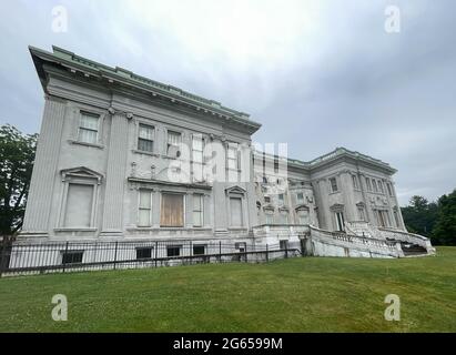Staatsburg, NY - USA -1. Juli 2021: Drei Viertel Ansicht der Staatsburgh State Historic Site, einem Beaux-Arts-Herrenhaus, das von McKim, Mead und White entworfen wurde Stockfoto