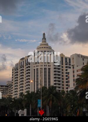 MIAMI, FLORIDA - 12. NOVEMBER 2012: Das original Art Deco 1939 St. Moritz Hotel wurde renoviert und in das Loews Beach Miami Hotel eingebettet Stockfoto