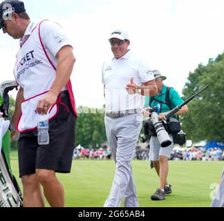 Detroit, Michigan, USA. Juli 2021. Phil Mickelson von Rancho Sante Fe, Kalifornien, gibt beim Rocket Mortgage Classic die Daumen nach oben. Quelle: David Donoher/ZUMA Wire/Alamy Live News Stockfoto