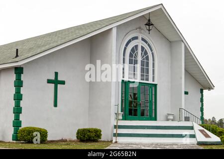 Augusta, GA USA - 03 17 21: Vorderansicht einer alten grün-weißen Stuckkirche Stockfoto