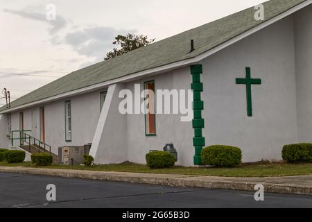 Augusta, GA USA - 03 17 21: Seitenansicht einer alten grün-weißen Stuckkirche Stockfoto