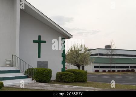 Augusta, GA USA - 03 17 21: Vintage grün und weiß Stuck Kirche und Erholungsgebäude Stockfoto