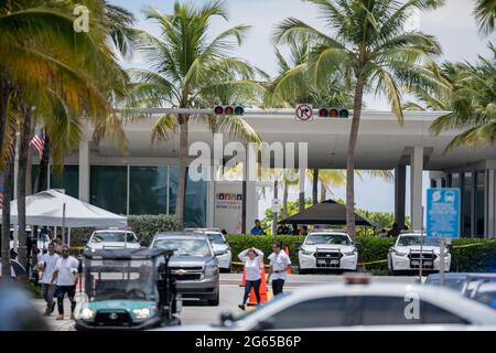 Miami Beach, FL, USA - 2. Juli 2021: Die Polizei im Stadtzentrum von Surfside blockiert die Straßen zum einstürzenden Champlain Towers-Gelände Stockfoto