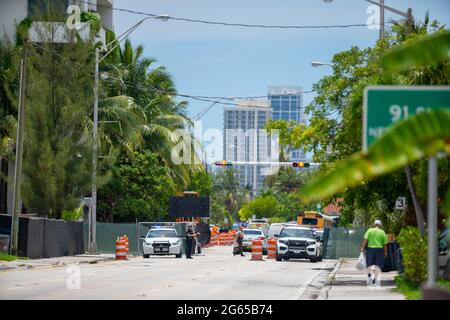 Miami Beach, FL, USA - 2. Juli 2021: Polizei blockiert alle Straßen, um den Platz der Champlain Towers Surfside Miami Beach einzustürzen Stockfoto