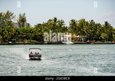 Miami, FL, USA - 2. Juli 2021: Menschen auf einem Ponton-Boot in Miami Stockfoto