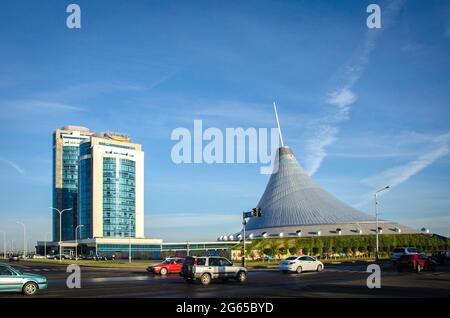 Nur-Sultan. Kasachstan - 09.03.2013 - Neue Büro- und Verwaltungsgebäude in der Hauptstadt von Kasachstan. Stockfoto