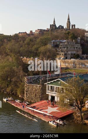 Ein Blick auf Jacks Bootshaus mit Georgetown University hinter. Stockfoto