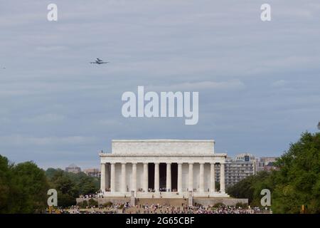 Der Space Shuttle Discovery fliegt während seines letzten Fluges über das Lincoln Memorial. Stockfoto