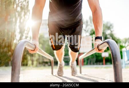 Mann beim Training im Freien Stockfoto