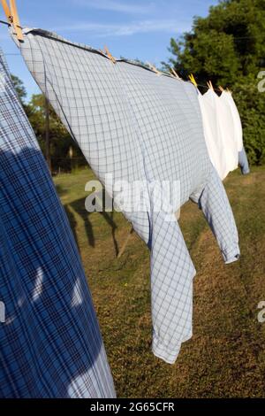 Eine Nahaufnahme von Kleidung auf einer Wäscheleine hängen. Stockfoto