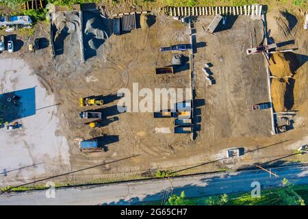 Luftaufnahme Fabrik für die Produktion von Stahlbetonpfählen für Gießbeton Stockfoto