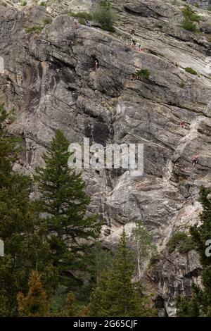 Kletterer erscheinen winzige Führers Wandmontage im Grand Teton National Park. Stockfoto