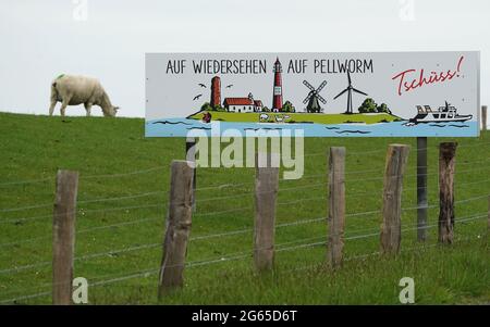 Nordstrand, Deutschland. Mai 2021. Ein Schild mit der Aufschrift 'auf Wiedersehen auf Pellworm. Tschüss!“ Kann auf einem Deich auf der Insel Pellworm gesehen werden. Die grüne nordfriesische Insel führt im Vergleich zu ihren Schwestern Sylt, Amrum und Föhr ein eher schattiges Dasein. (To dpa 'No hint of Sylt - Pellworm in the shadow of her Sisters') Quelle: Marcus Brandt/dpa/Alamy Live News Stockfoto