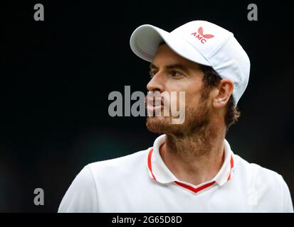 London, Großbritannien. Juli 2021. Andy Murray aus Großbritannien reagiert während des dritten Wettgangs der Männer zwischen Andy Murray aus Großbritannien und Denis Shapovalov aus Kanada bei der Wimbledon Tennis Championship in London, Großbritannien, am 2. Juli 2021. Quelle: Han Yan/Xinhua/Alamy Live News Stockfoto