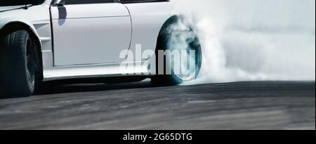 Rennen Drift Auto brennenden Reifen auf der Rennstrecke Stockfoto