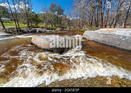 Kaskaden, die nach den jüngsten Regenfällen laufen, Mann River Nature Reserve, Old Grafton Road, NSW Australia Stockfoto