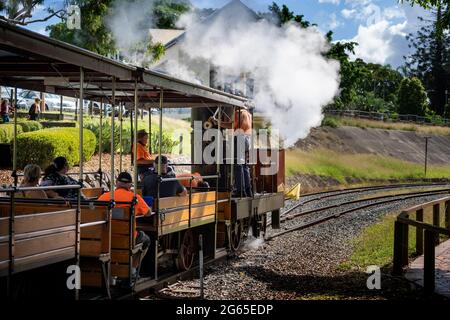 Touristen fahren auf der Mary Ann Replik Dampflokomotive in Maryborough Qld. Australien Stockfoto