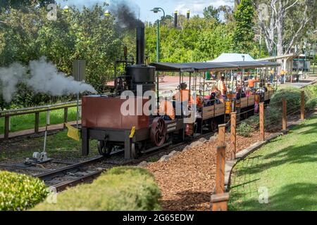 Touristen fahren auf der Mary Ann Replik Dampflokomotive in Maryborough Qld. Australien Stockfoto