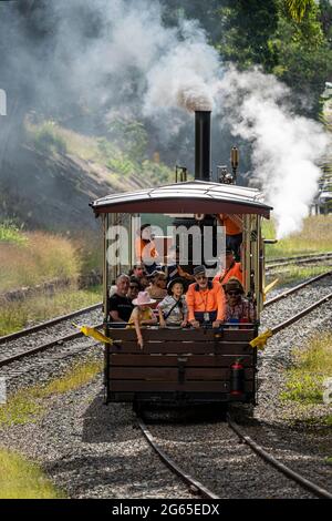 Touristen fahren auf der Mary Ann Replik Dampflokomotive in Maryborough Qld. Australien Stockfoto