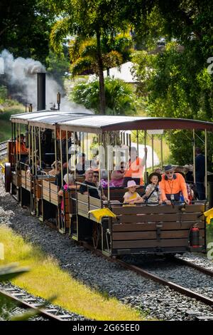 Touristen fahren auf der Mary Ann Replik Dampflokomotive in Maryborough Qld. Australien Stockfoto