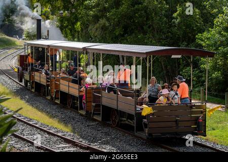 Touristen fahren auf der Mary Ann Replik Dampflokomotive in Maryborough Qld. Australien Stockfoto