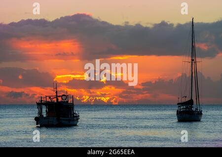 Segelboot vor Anker im Burrum River bei Sonnenaufgang. Burrum Heads, Queensland Australien Stockfoto