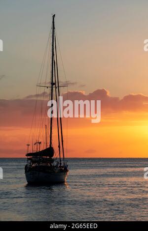 Segelboot vor Anker im Burrum River bei Sonnenaufgang. Burrum Heads, Queensland Australien Stockfoto