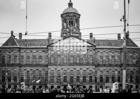 AMSTERDAM, NIEDERLANDE. 06. JUNI 2021. Dam Platz schöne Aussicht auf die Stadt Stockfoto