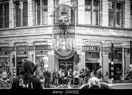 AMSTERDAM, NIEDERLANDE. 06. JUNI 2021. Dam Square. Madame Tussaud Museum. Wunderschöne Aussicht auf die Stadt Stockfoto